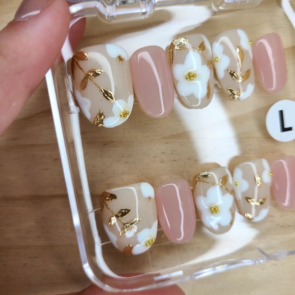 Gilded Floral Press-On Nail Set DIY Easy & Reusable At Home Manicure - Picture 4 of 5